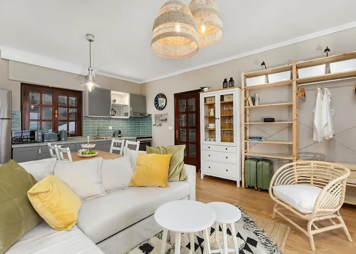 Azure Breeze - Coastal Chic Getaway By The Sea