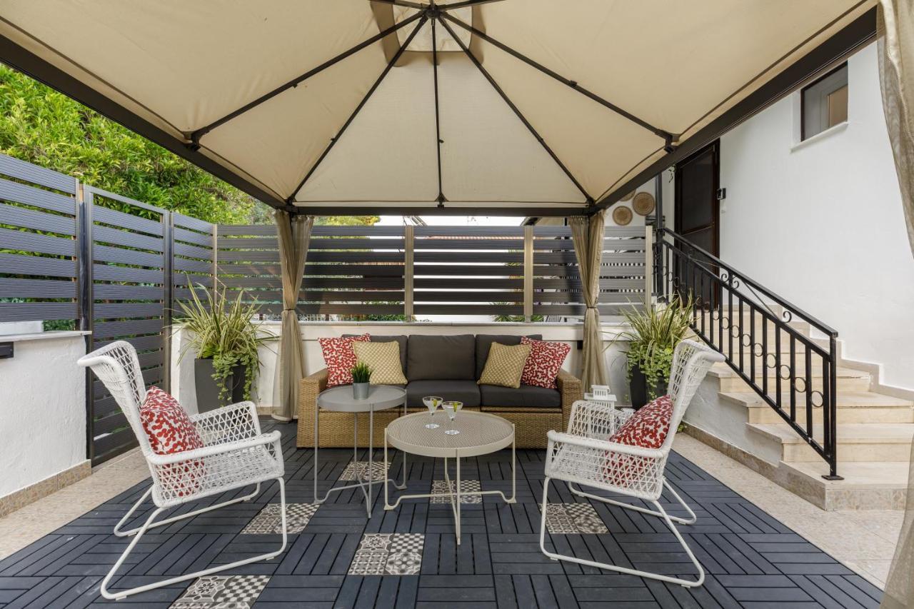 Holiday home Azure Breeze - Coastal Chic Getaway By The Sea