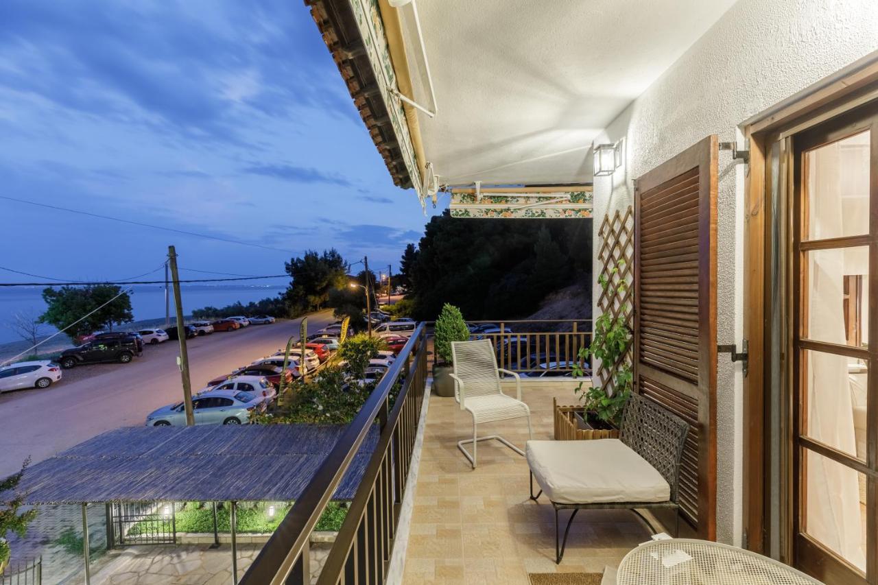 Holiday home Azure Breeze - Coastal Chic Getaway By The Sea *