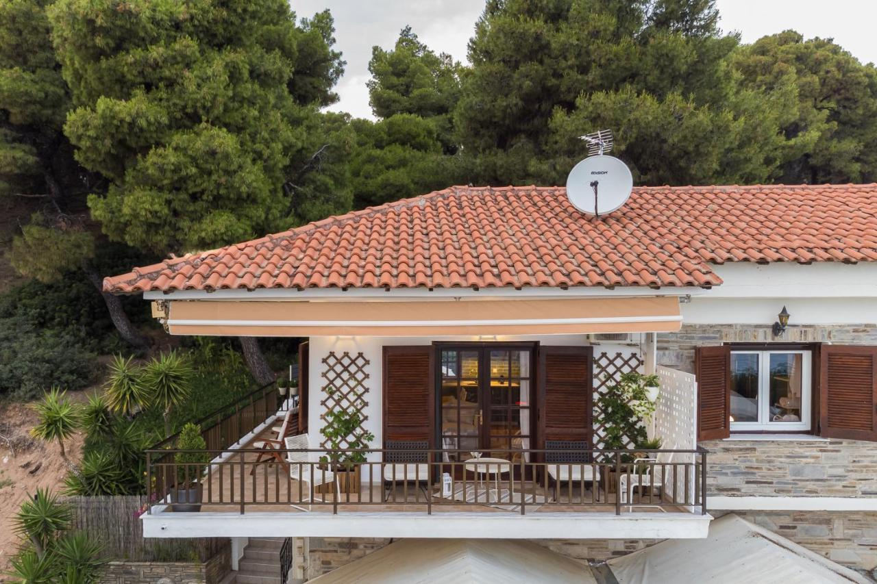 Holiday home Azure Breeze - Coastal Chic Getaway By The Sea