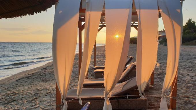 Azure Breeze - Coastal Chic Getaway By The Sea Holiday home
